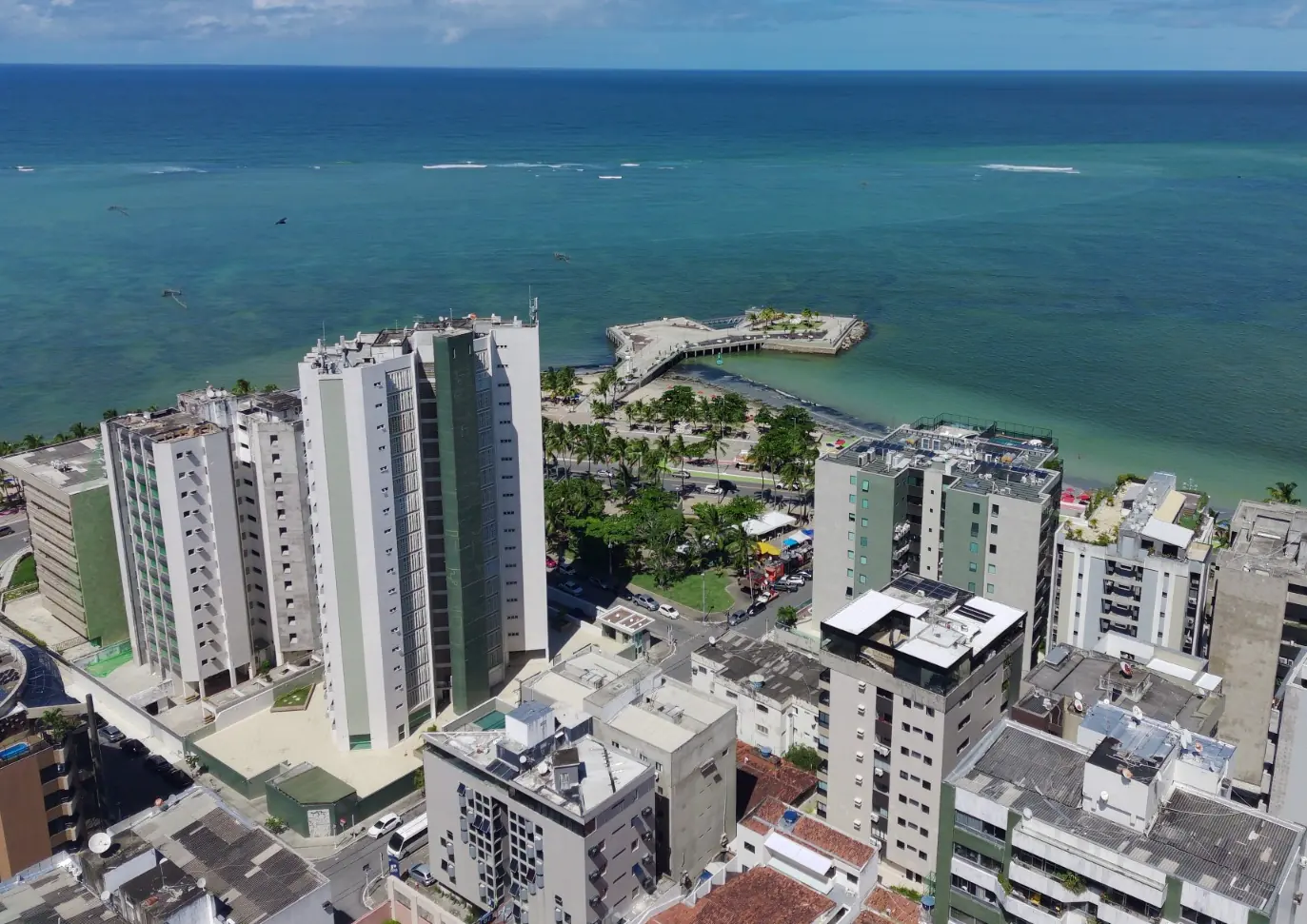 Vista aérea do entorno do Marco dos Corais, na Ponta Verde