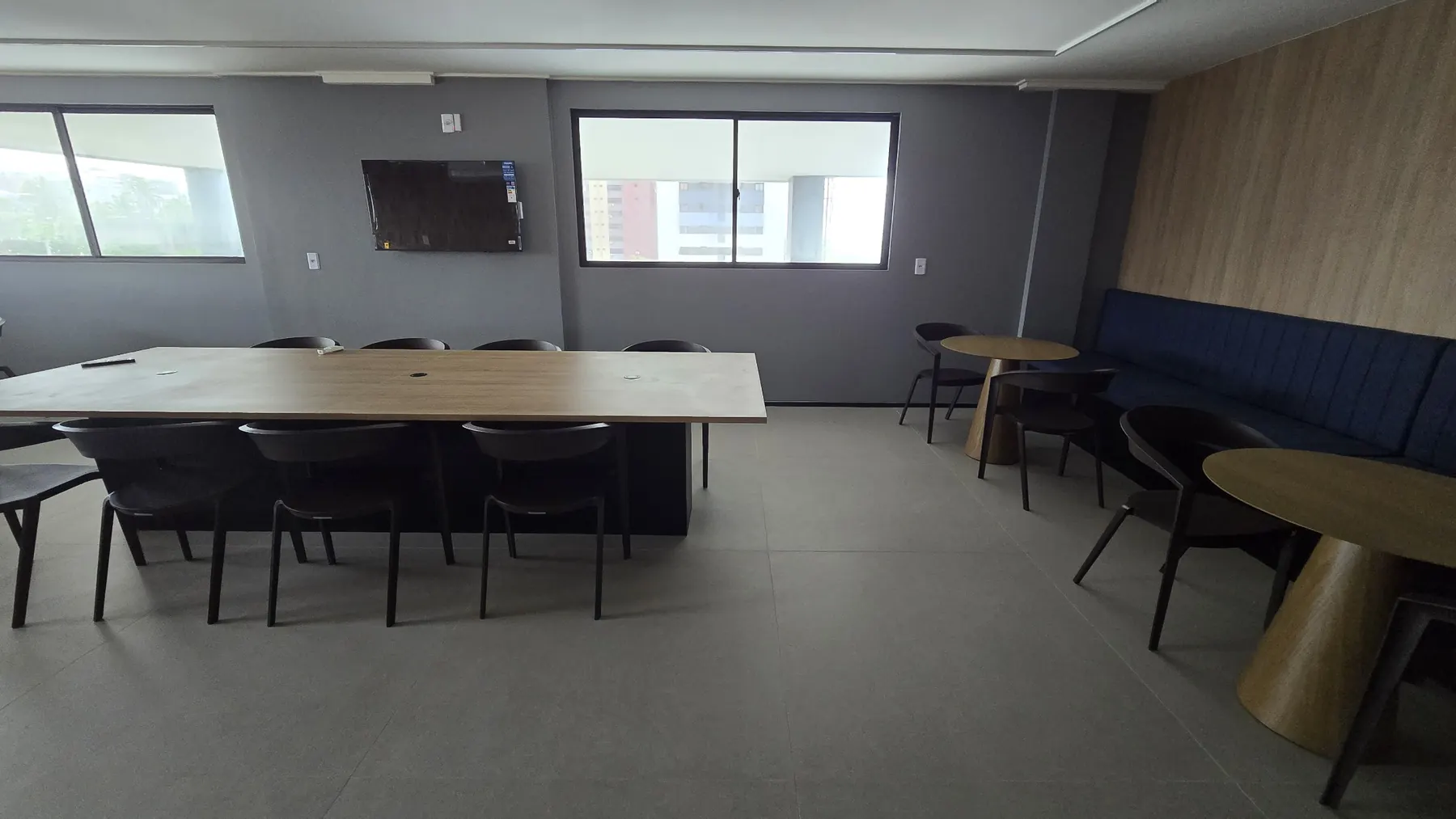 Foto atual do coworking no mezanino do Lounge Residence