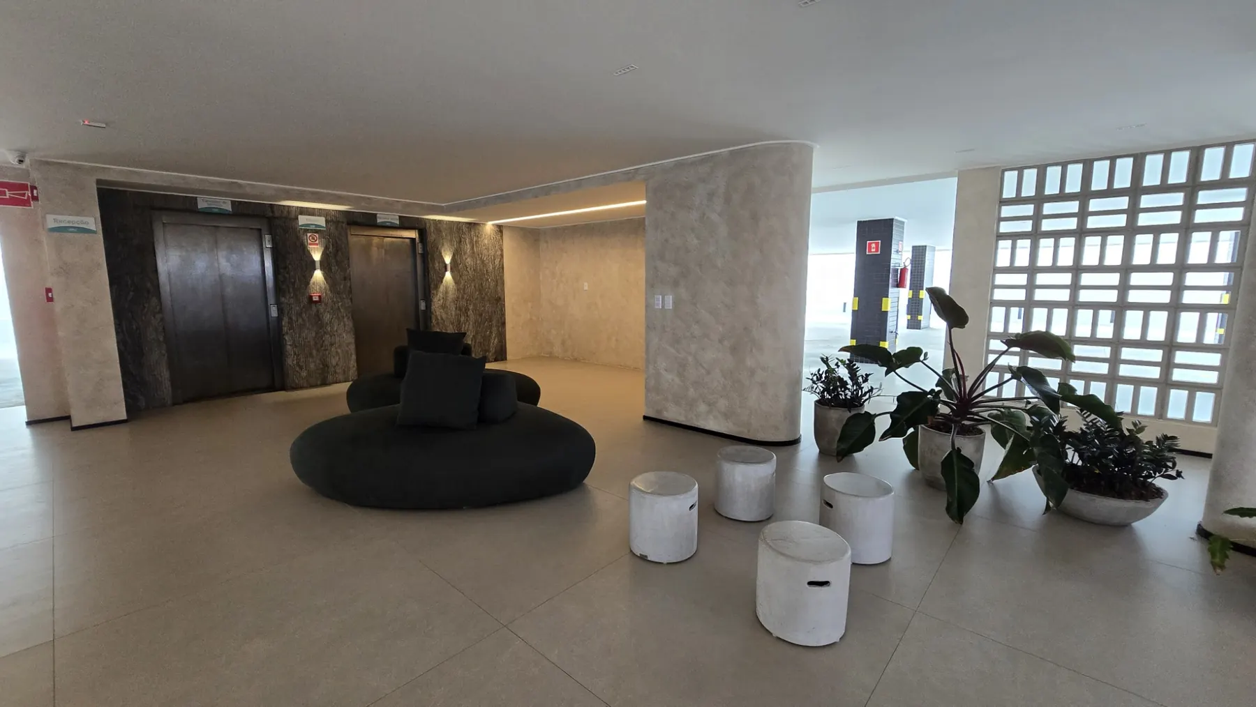 Foto atual da recepção do Lounge Residence